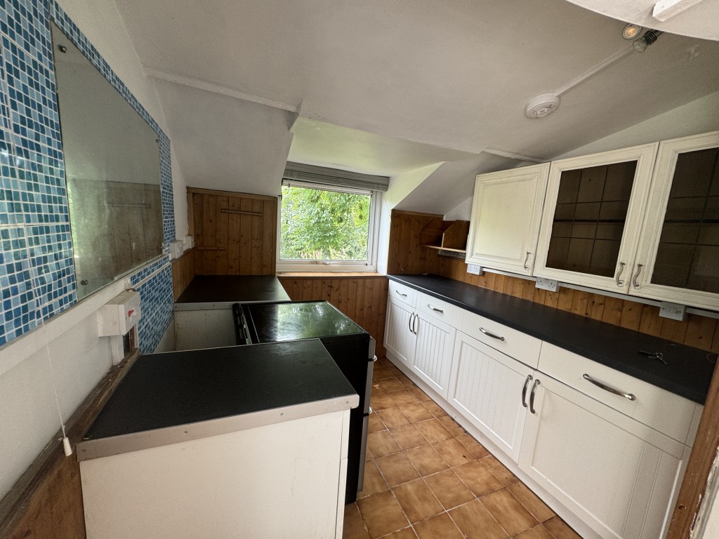 Lot: 103 - SEMI-DETACHED HOUSE FOR IMPROVEMENT - Kitchen